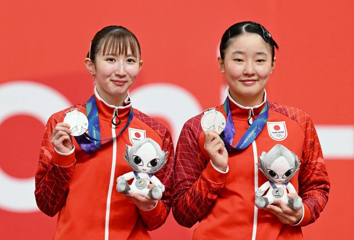 女子ダブルスで銀メダルに輝き、表彰台で笑顔を見せる張本美和（｜「何