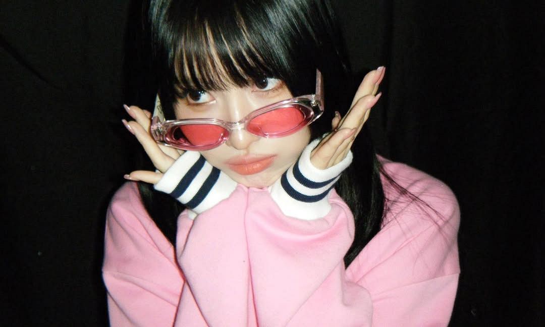見えてる！」TWICEモモ〝衝撃ドレス〟にネット騒然「見えていいやつ