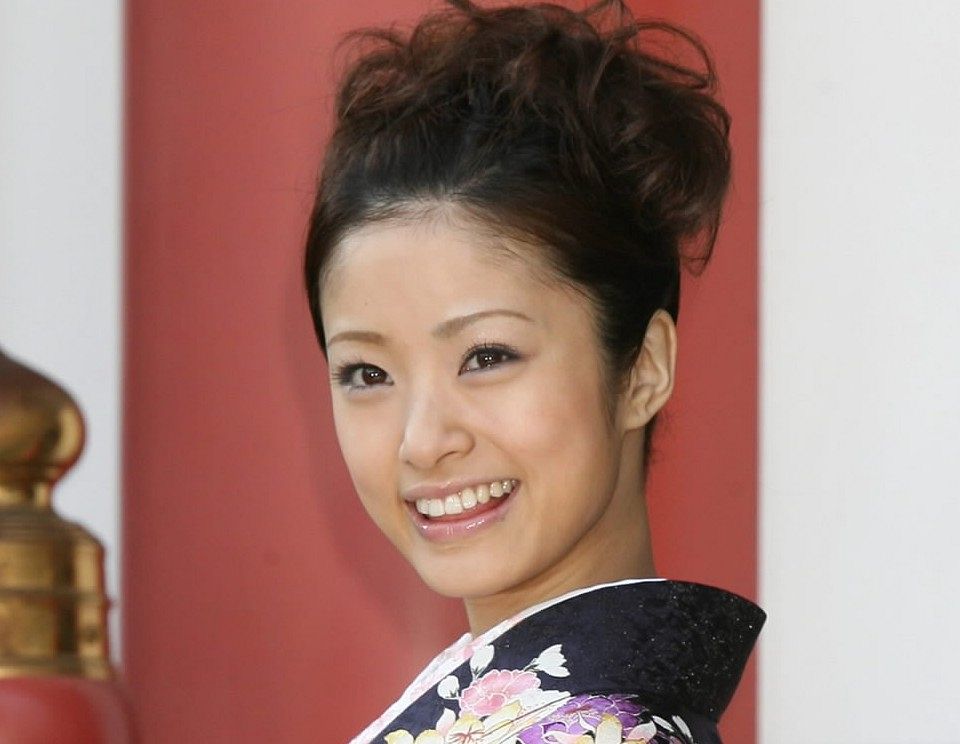 ユニフォームきつそう」上戸彩〝パツパツ〟始球式に歓声「とても3児の