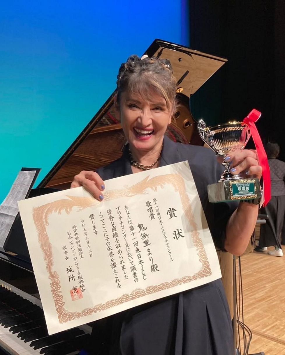 夫は大御所歌手…〝元祖アクション女優〟69歳の最新ショットに