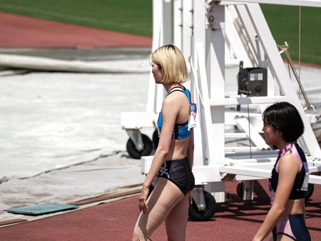 金髪長身スプリンター〟宮﨑亜美香が雰囲気がらり！黒髪&ヘソ出し私服
