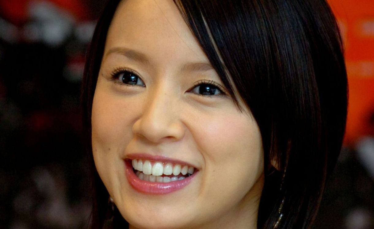 ほんとに44歳?」電撃婚から9年…〝超ミニスカ&ルーズ〟ショットの鈴木