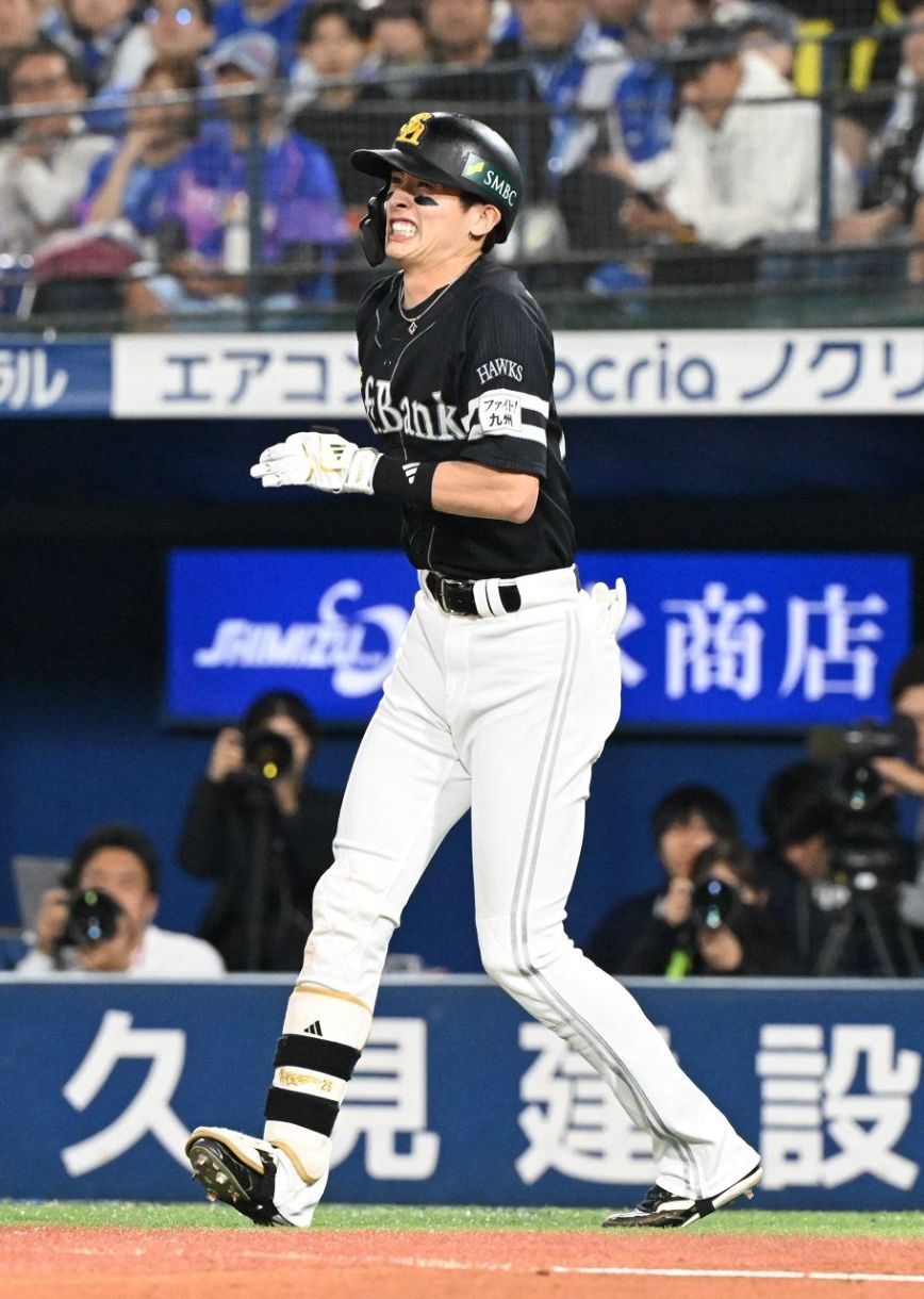 ソフトバンク周東佑京ヒヤリ…左膝に自打球当て一度ベンチへ下がる