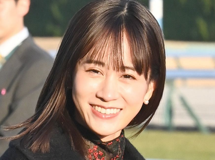 1人だけ手が違う！共演者との3ショットが話題の前田敦子｜「可愛いと