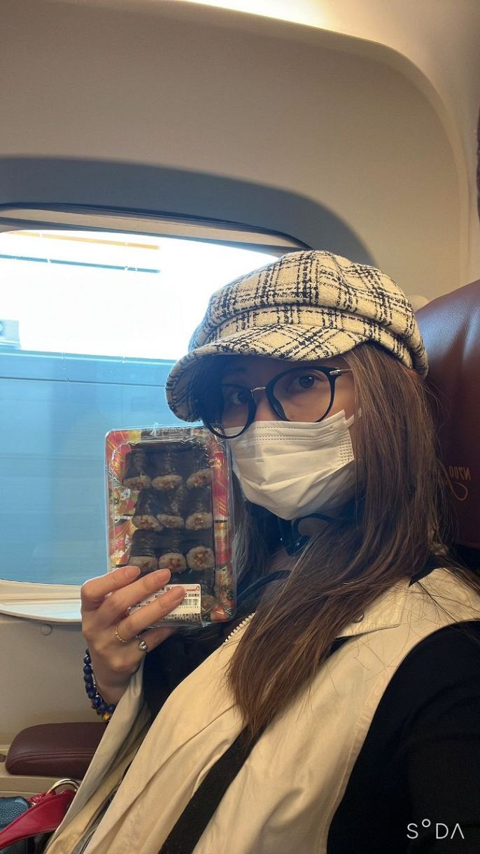 小室友里さん⁉」実家で見つけた〝謎のサイン色紙〟に本人が反応！時を 