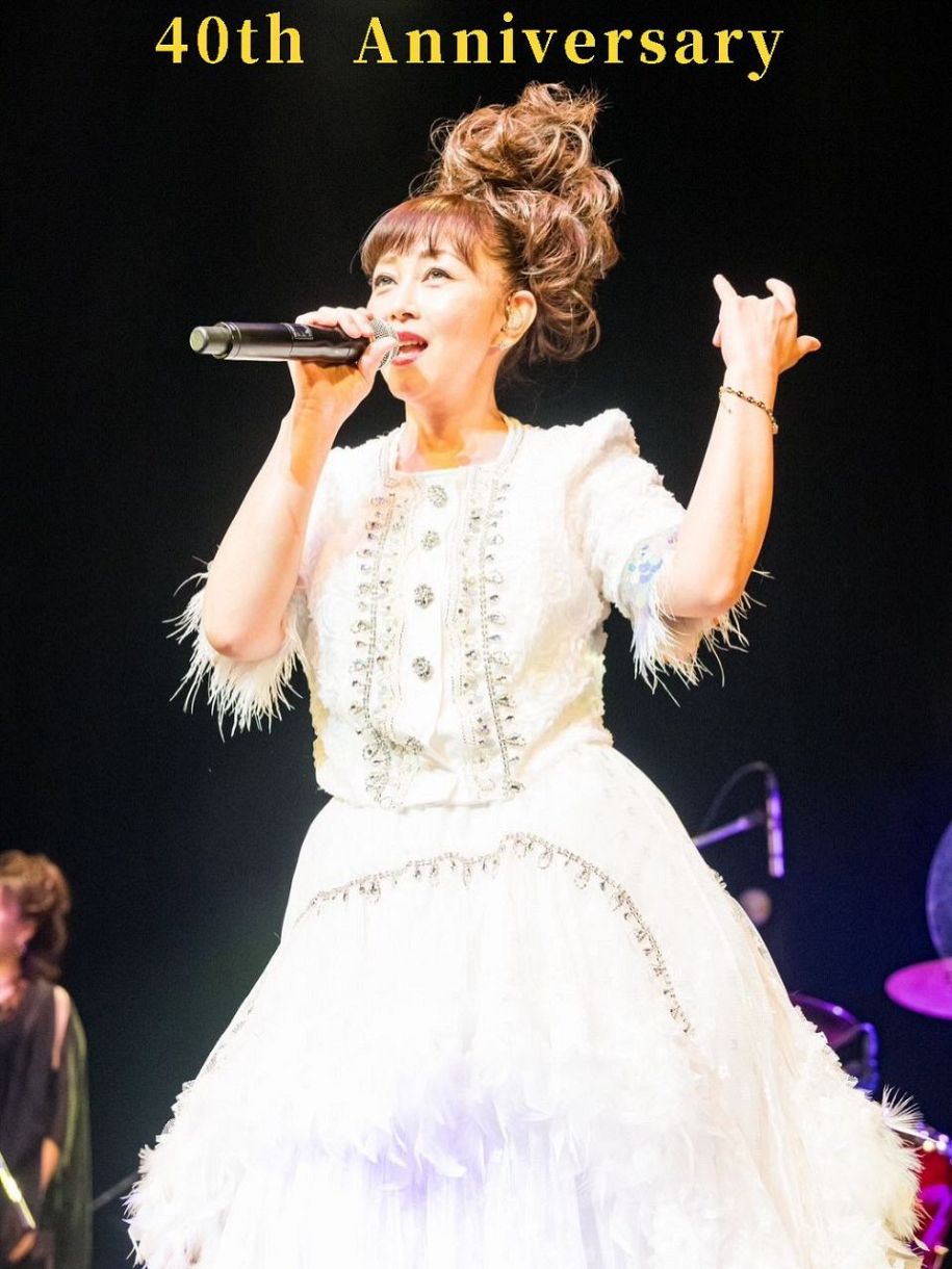 許さんかいね！」〝スケバン刑事〟浅香唯、40周年ライブでドラム披露