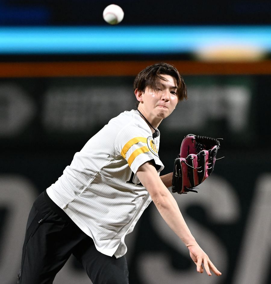フィギュアスケート中田璃士が始球式 大ファンのソフトバンク本拠地でダブルアクセル披露 「一番最初に見たのがデスパイネ選手だったので…」:「おっ ...