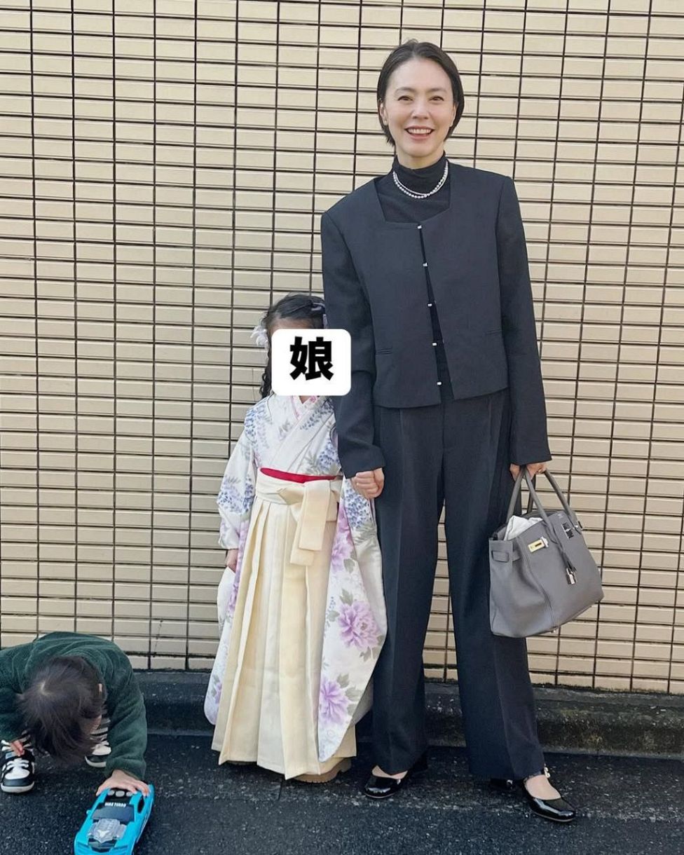 愛娘〝卒園式→入学式〟着回しコーデ披露、41歳女優の投稿大反響「綺麗