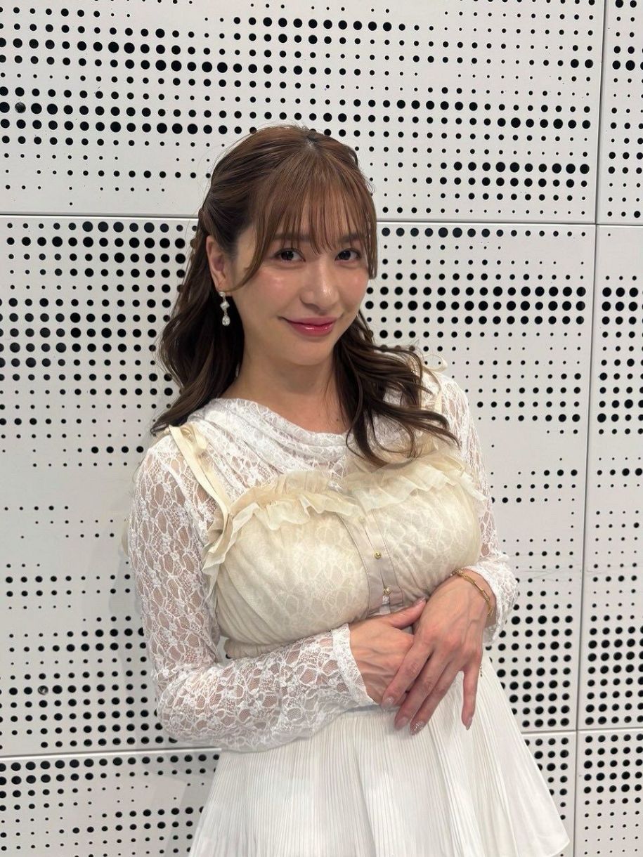 真ん中オープン⇒スケスケ着用〟前開きワンピース姿の大島麻衣に釘付け