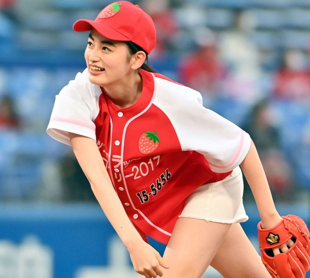 すごい」〝バックフルオープン〟姿の八木莉可子に騒然「華やかなオーラ