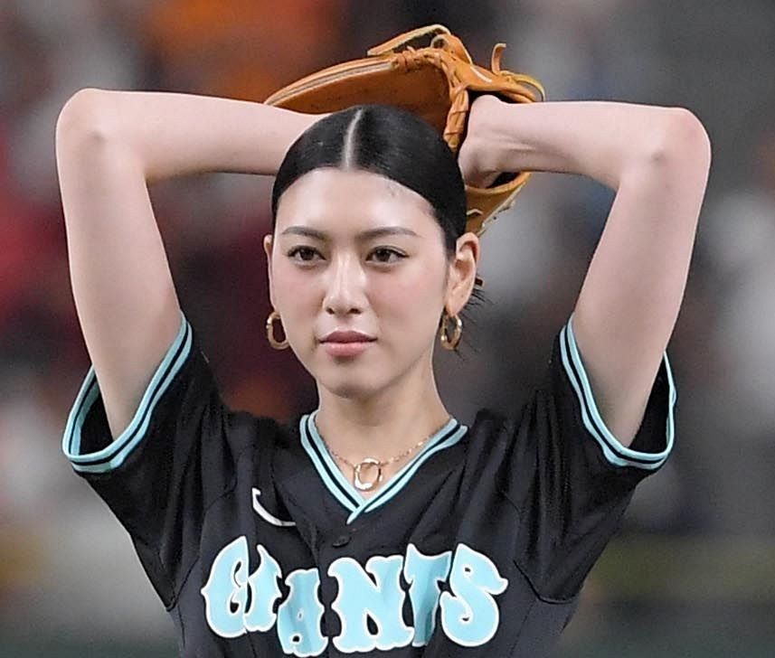 タトゥーがいい味出てる」衝撃〝背中フルオープン〟三吉彩花の大胆