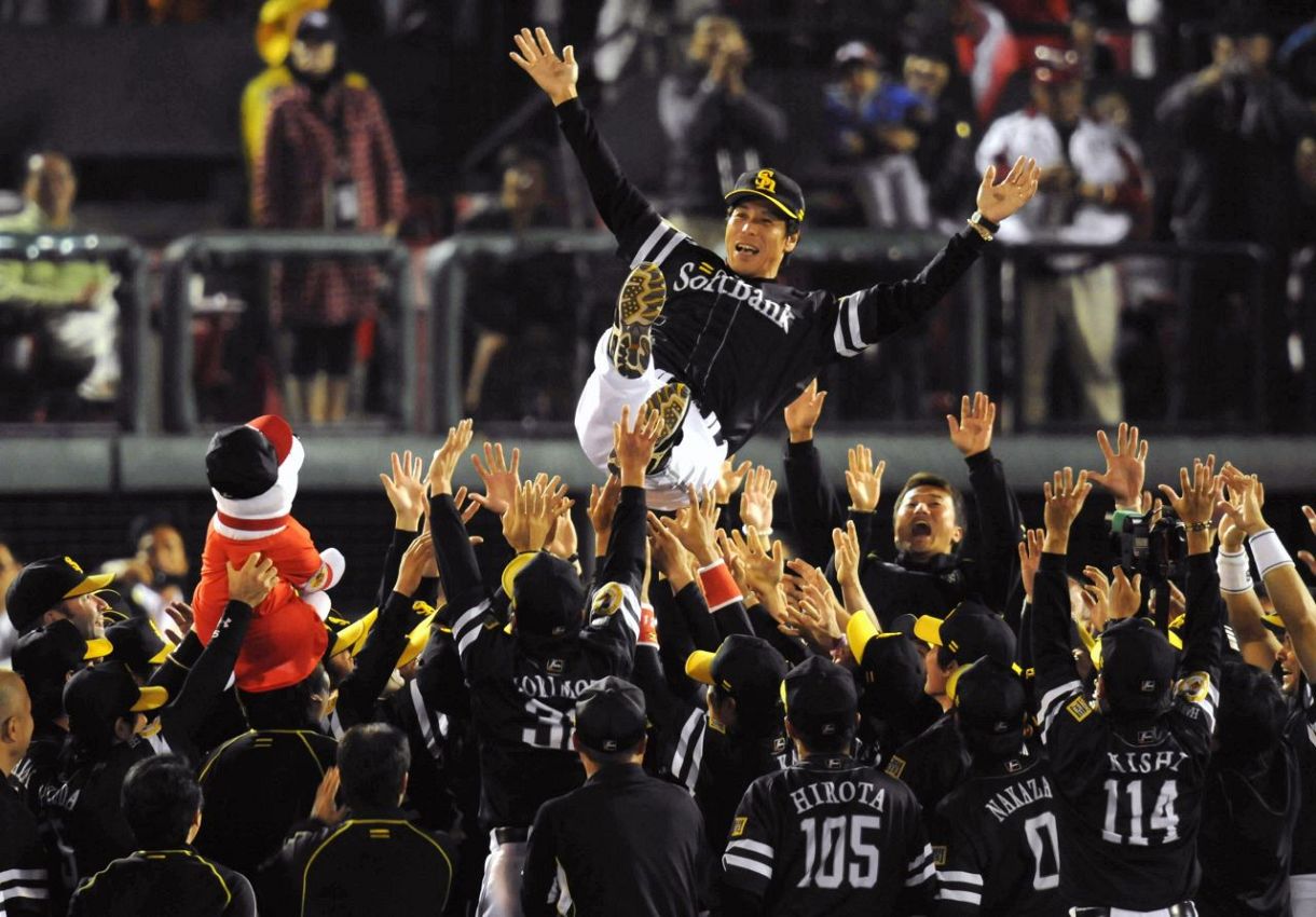 リーグ優勝を決め、選手たちの手で宙に舞う福岡ソフトバンクホー｜15年 