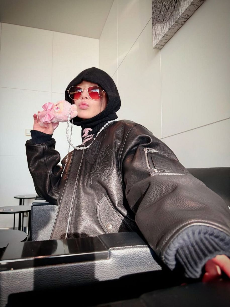 涙にじむウィンクショット…浜崎あゆみ最新ショットに大反響「鳥肌