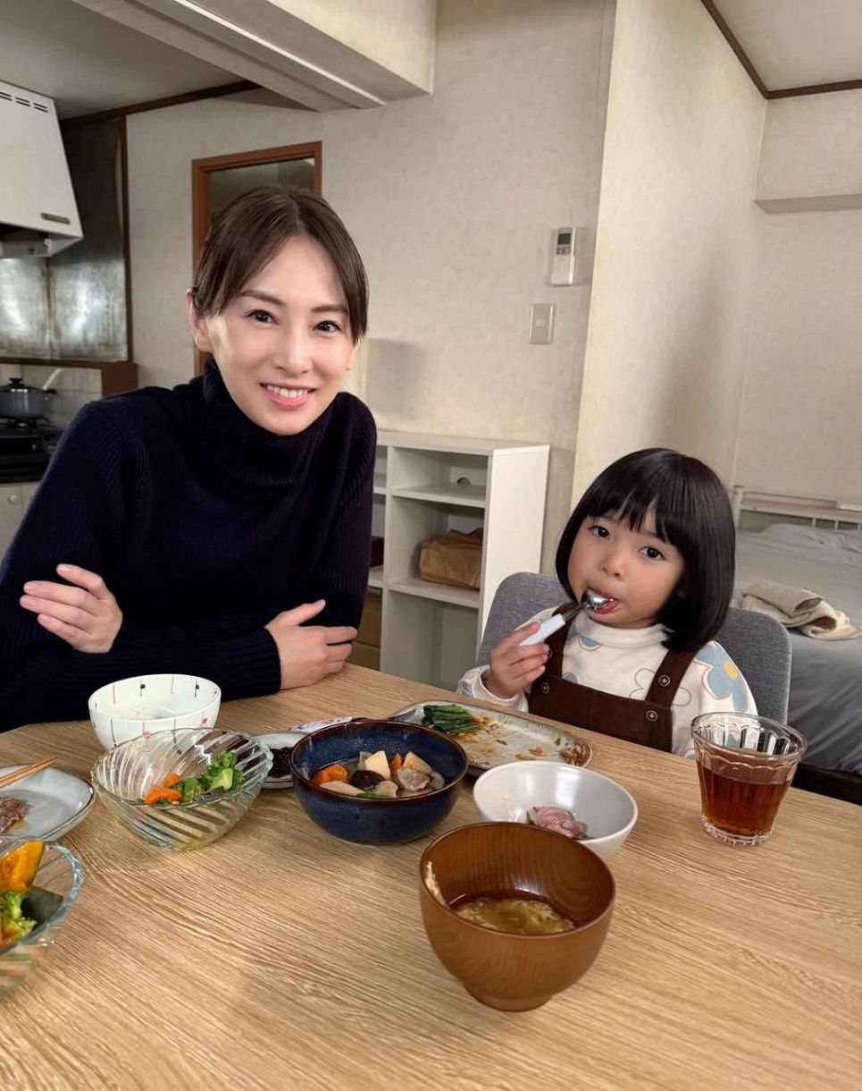 女子高生　机の上　パンモロ 