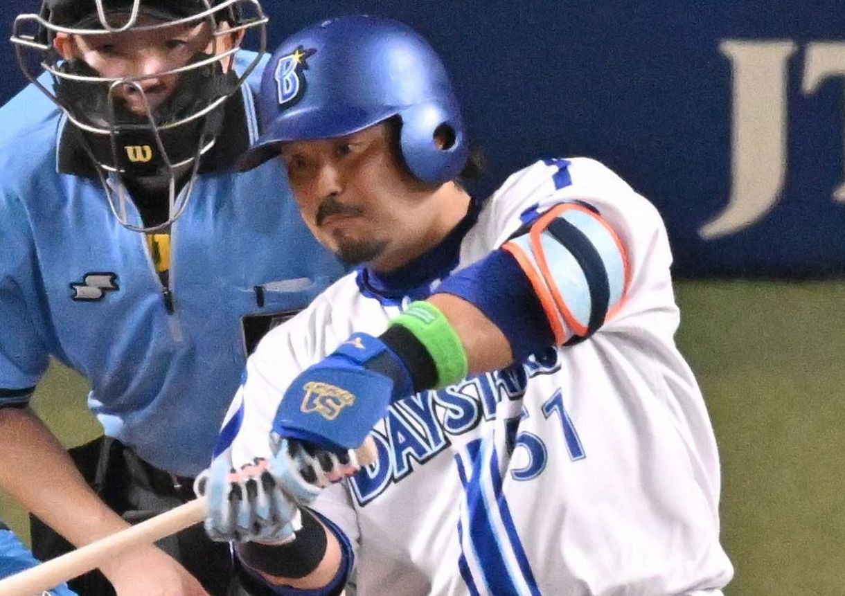 動画】「久しぶりの！」DeNA宮崎敏郎が会心の一撃 ナインがVポーズでお