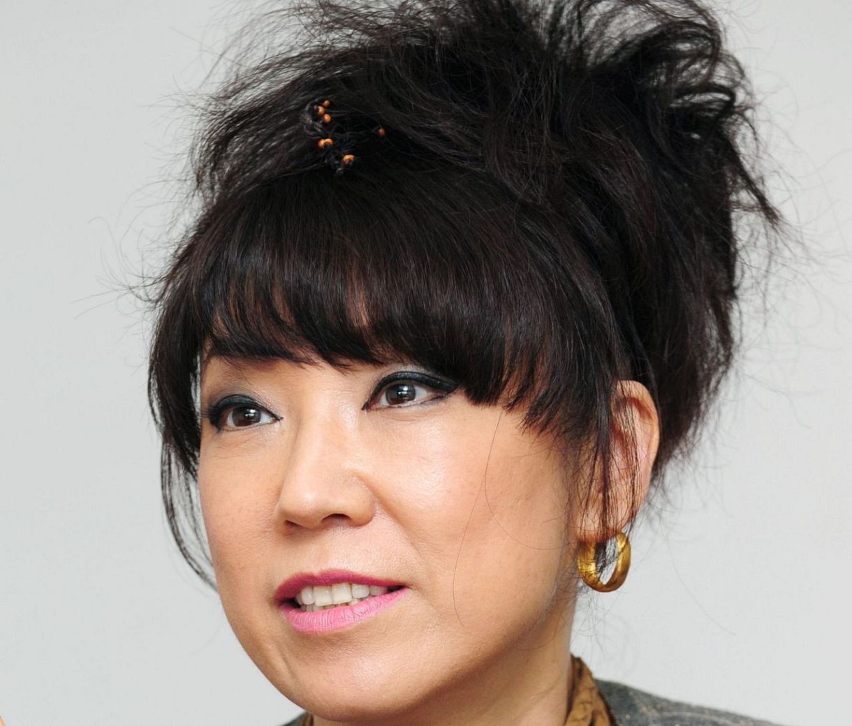 パンチありすぎてクラクラします」松任谷由実〝72歳のミニスカ〟姿に