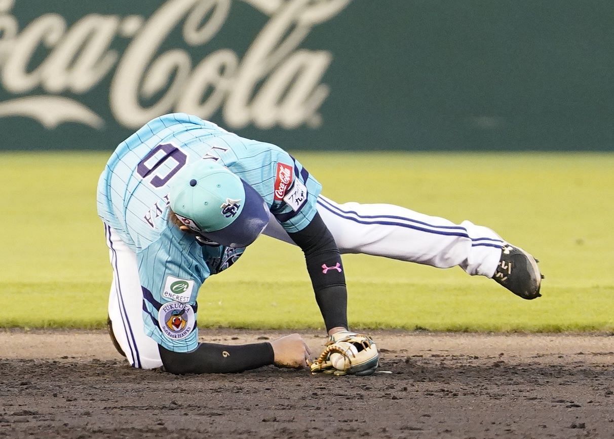 動画】「石川柊太並みのパワーカーブ」ソフトバンク今宮健太〝とんでもない〟軌道のライナーキャッチ：「おっ！」でつながる地元密着のスポーツ応援メディア  西スポWEB OTTO!