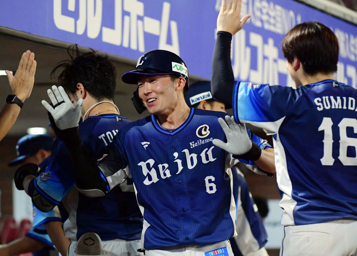 源田壮亮 サイン入り記念品 2017年ルーキー・オブ・ザ・イヤー 源田壮亮 サイン入り記念品 2017年ルーキー・オブ・ザ・イヤー