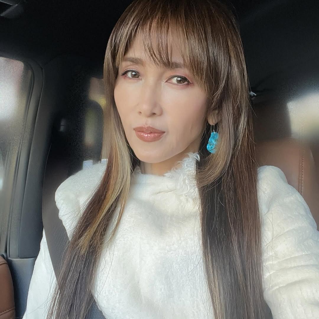 工藤静香の衣装どうした⁉」〝膝上ミニ丈〟TV出演姿に騒然「気になって