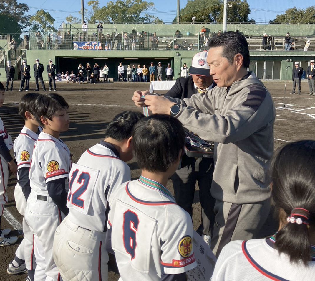 グローブ（小久保監督サイン） サインの数が違いますね」ソフトバンク小久保監督、日本一での和歌山