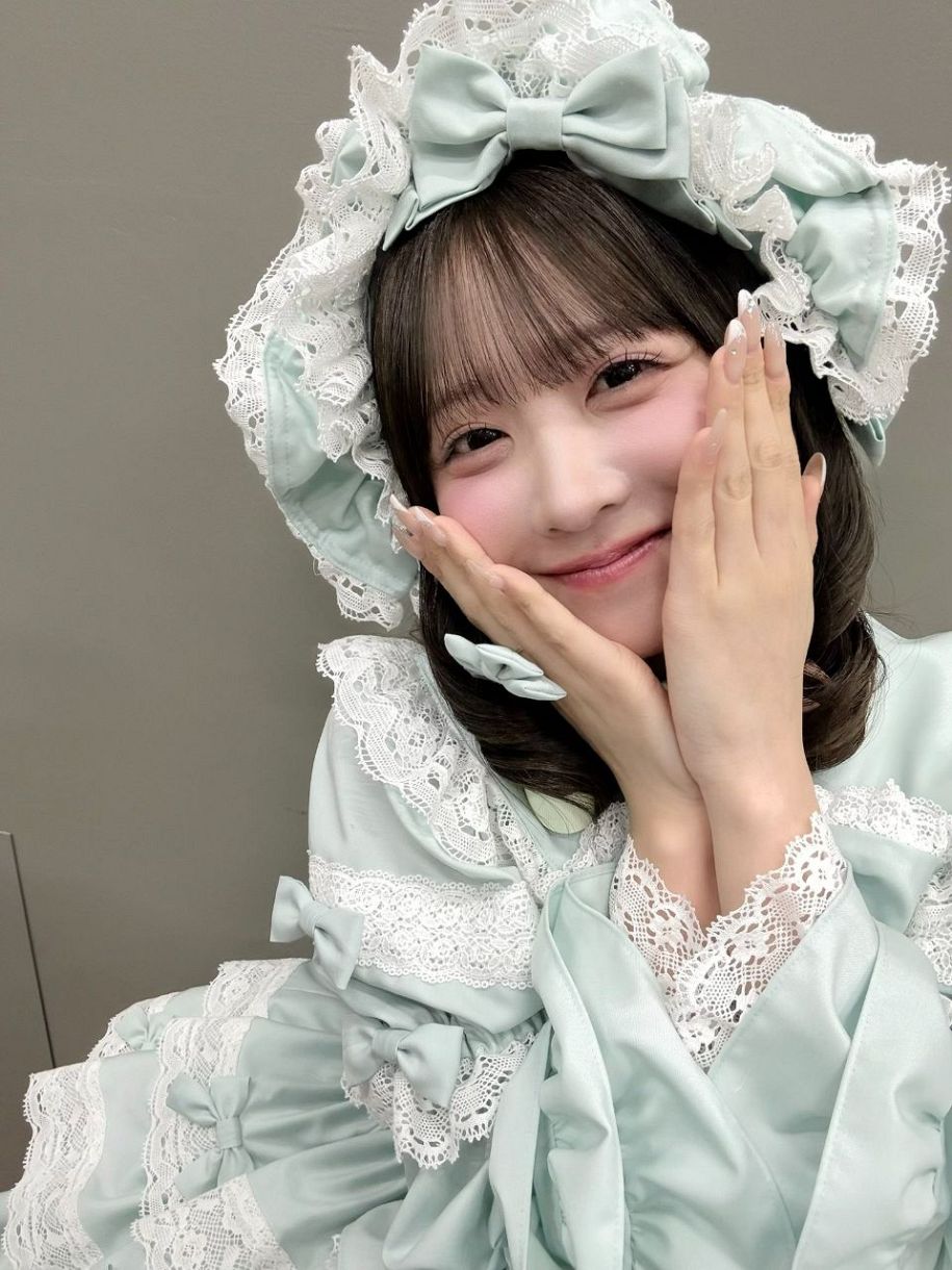 全身ブラック超ミニでクールな脚見せ、FRUITS ZIPPER櫻井優衣が