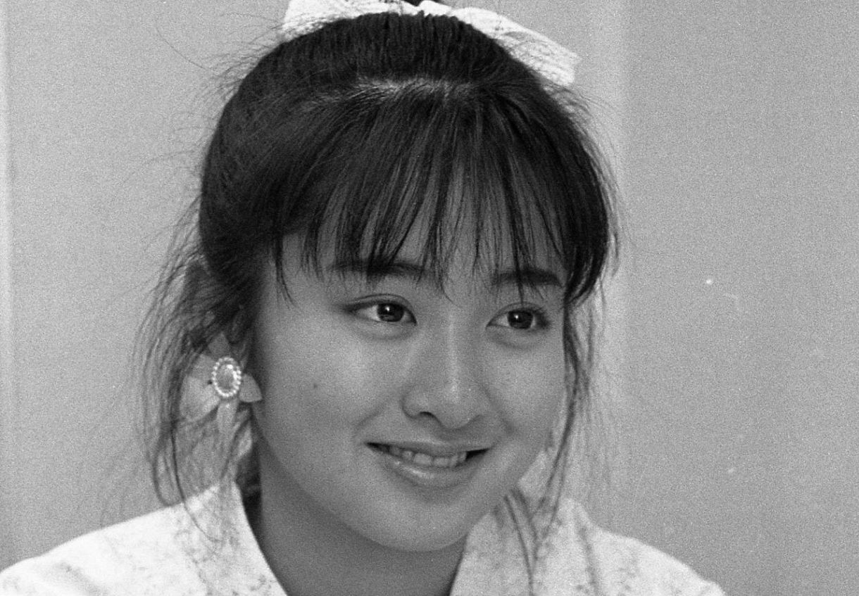 斉藤由貴ネガフィルム15コマ 再燃しつつある…」〝胸元スケスケ〟斉藤由貴、59歳の近影に衝撃