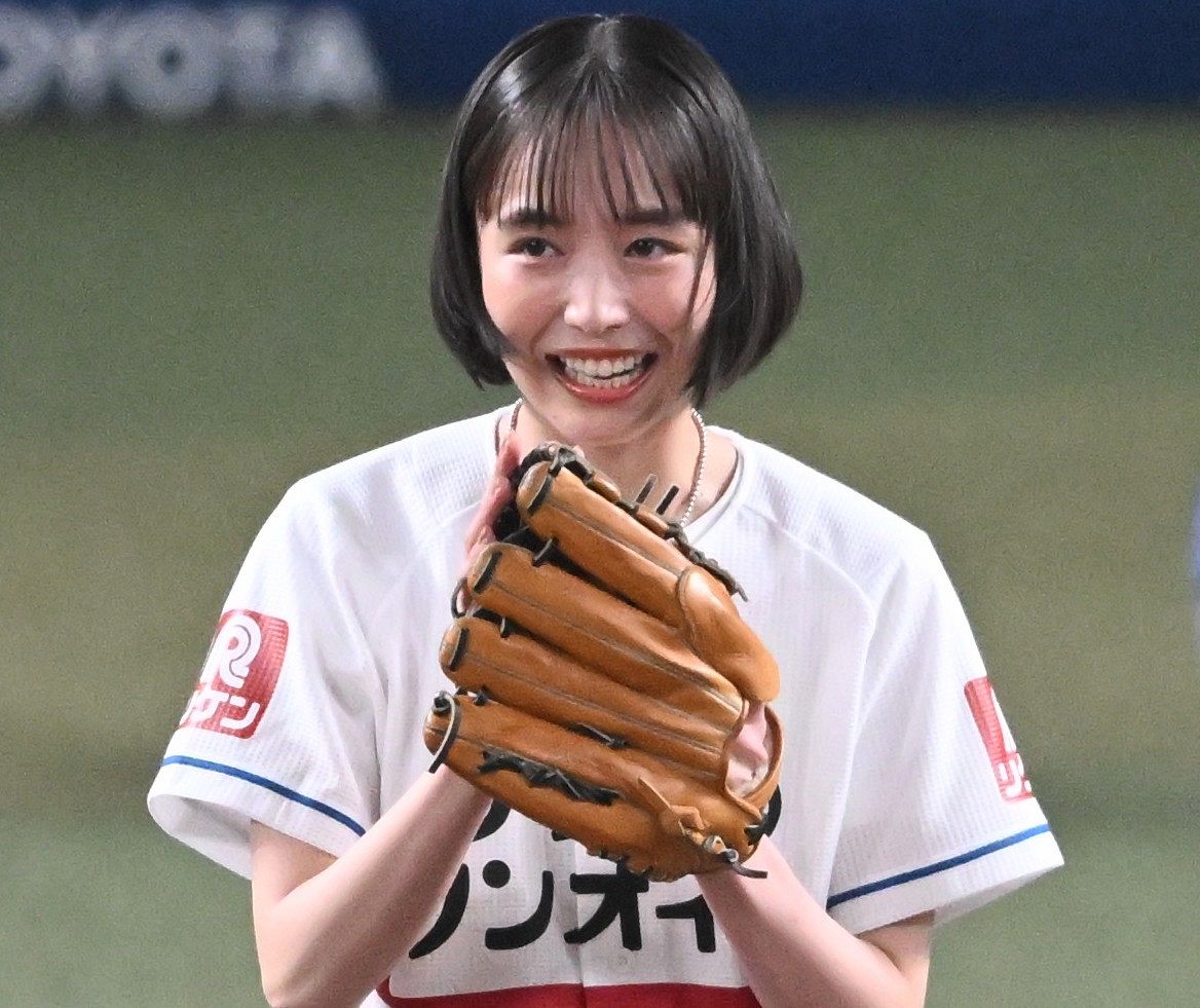 井桁 すごい」「才色兼備」井桁弘恵〝X字水着でWピース〟ショットに沸騰「最