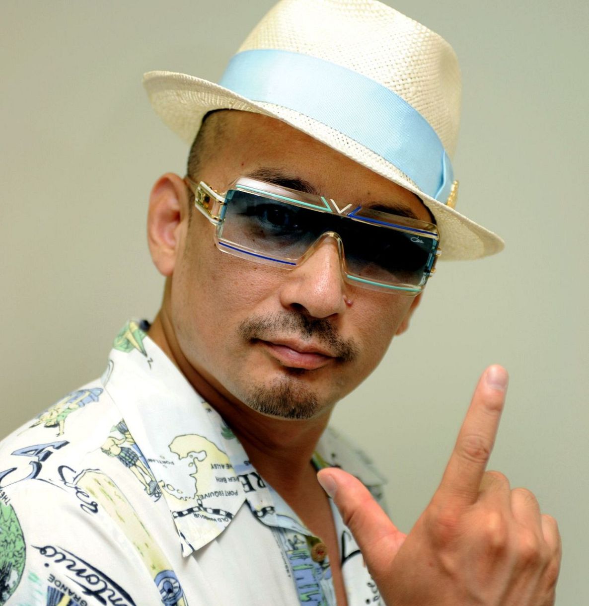 66に見えないねぇ」雰囲気がらり誕生日ショットのクレイジーケンバンド