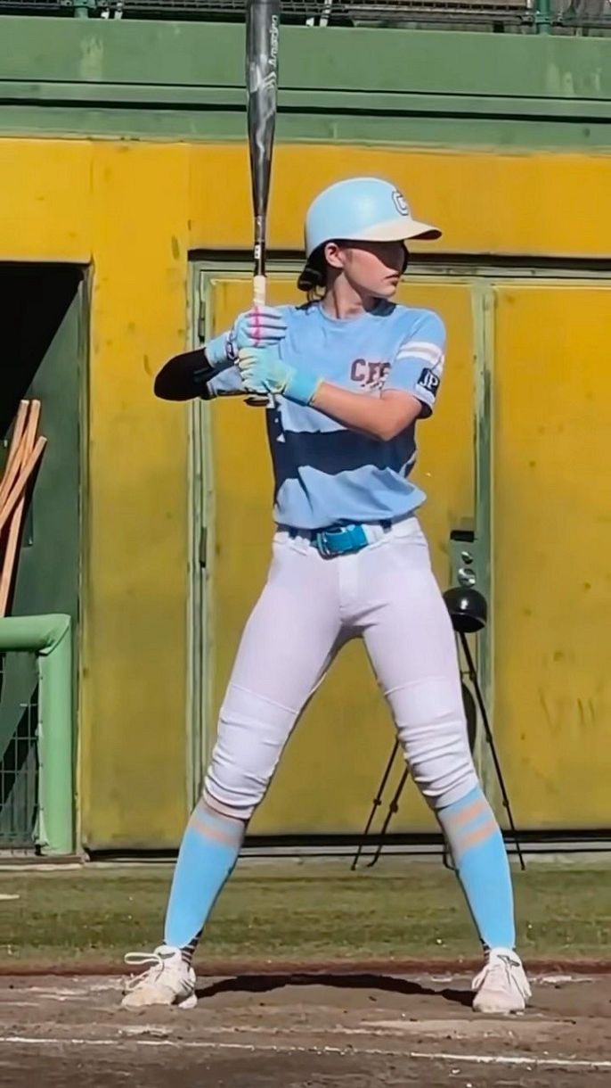 太もも太いです」〝イチローを打ち取ったJK〟松本里乃のミニ丈ショット