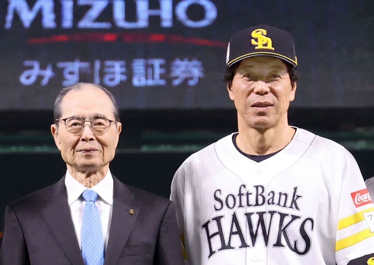 王貞治球団会長（左）と秋山幸二氏＝2025年｜「君らしくやってくれ