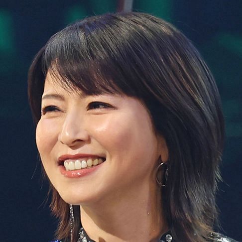 森高千里が真っ赤なミニスカ&白ニーハイブーツ!しっとり秋コーデ写真も ファン「可愛すぎるステージ衣装にキュン!」:「おっ!」でつながる地元密着