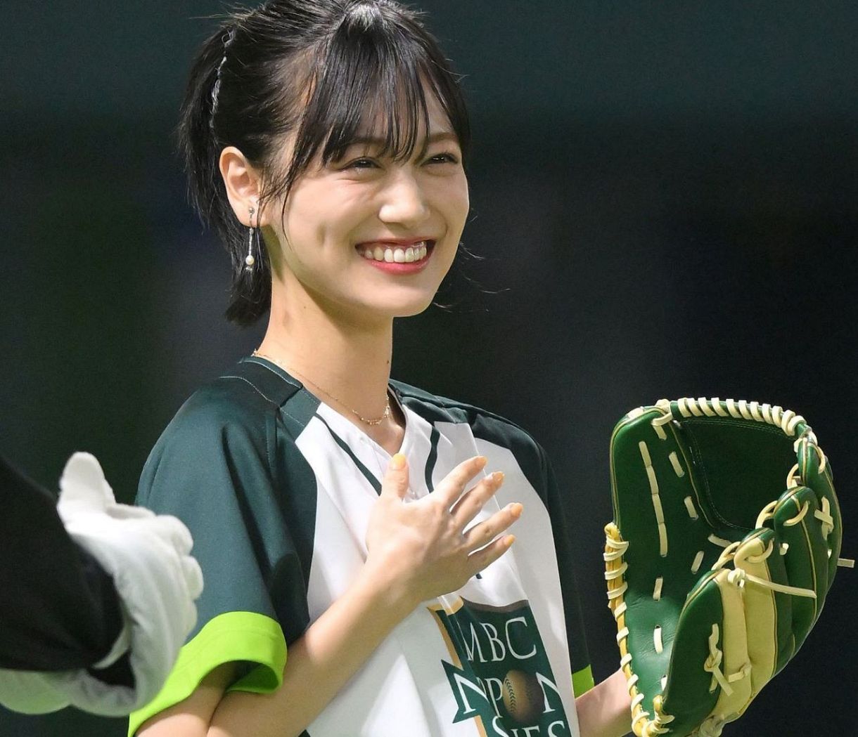 永遠に見ていられる」卒コンから2年…山下美月〝デコルテ開放〟ドレス姿