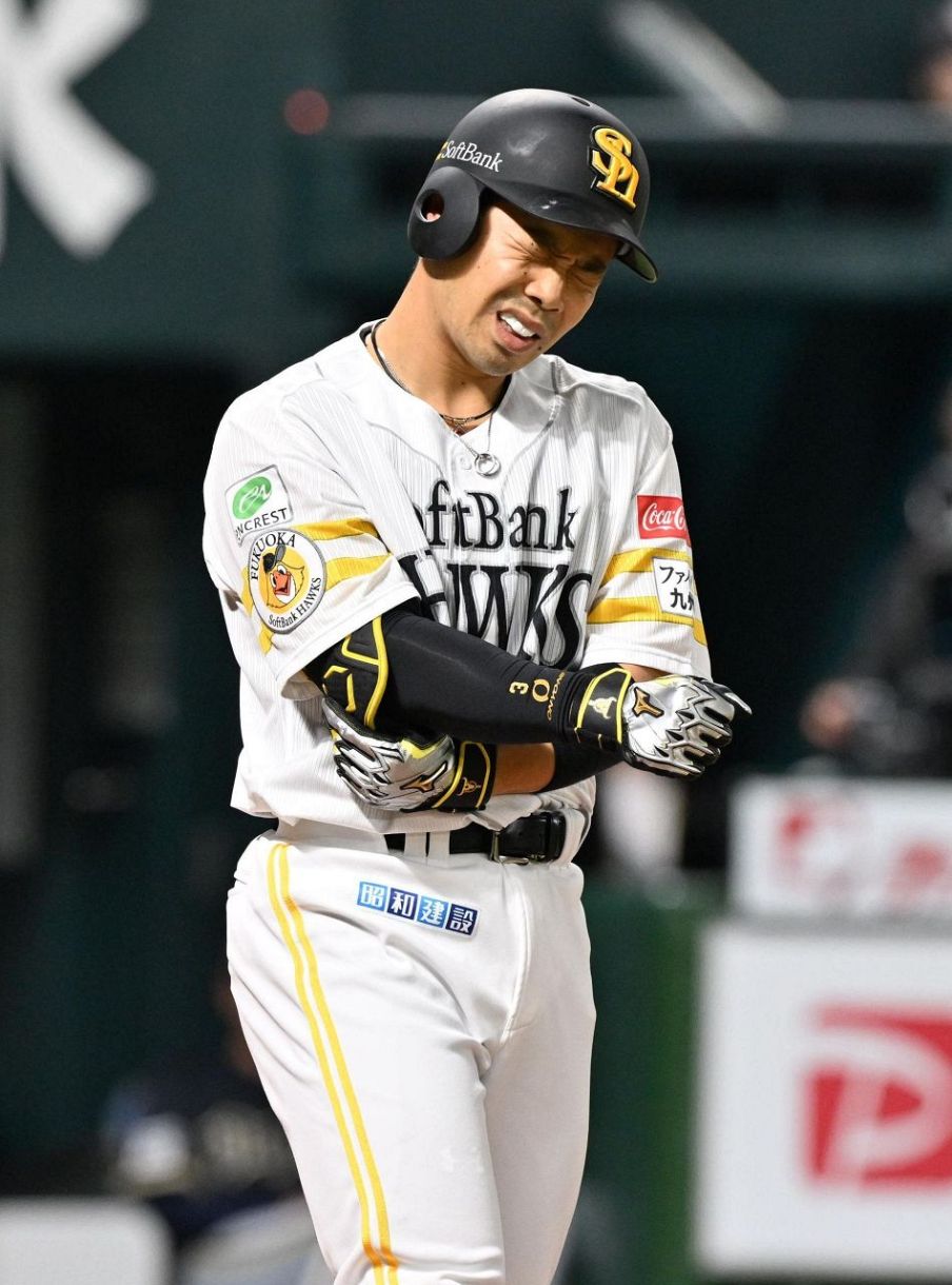 ソフトバンク近藤健介、右肘付近に死球 苦悶の表情 ベンチ裏で手当て