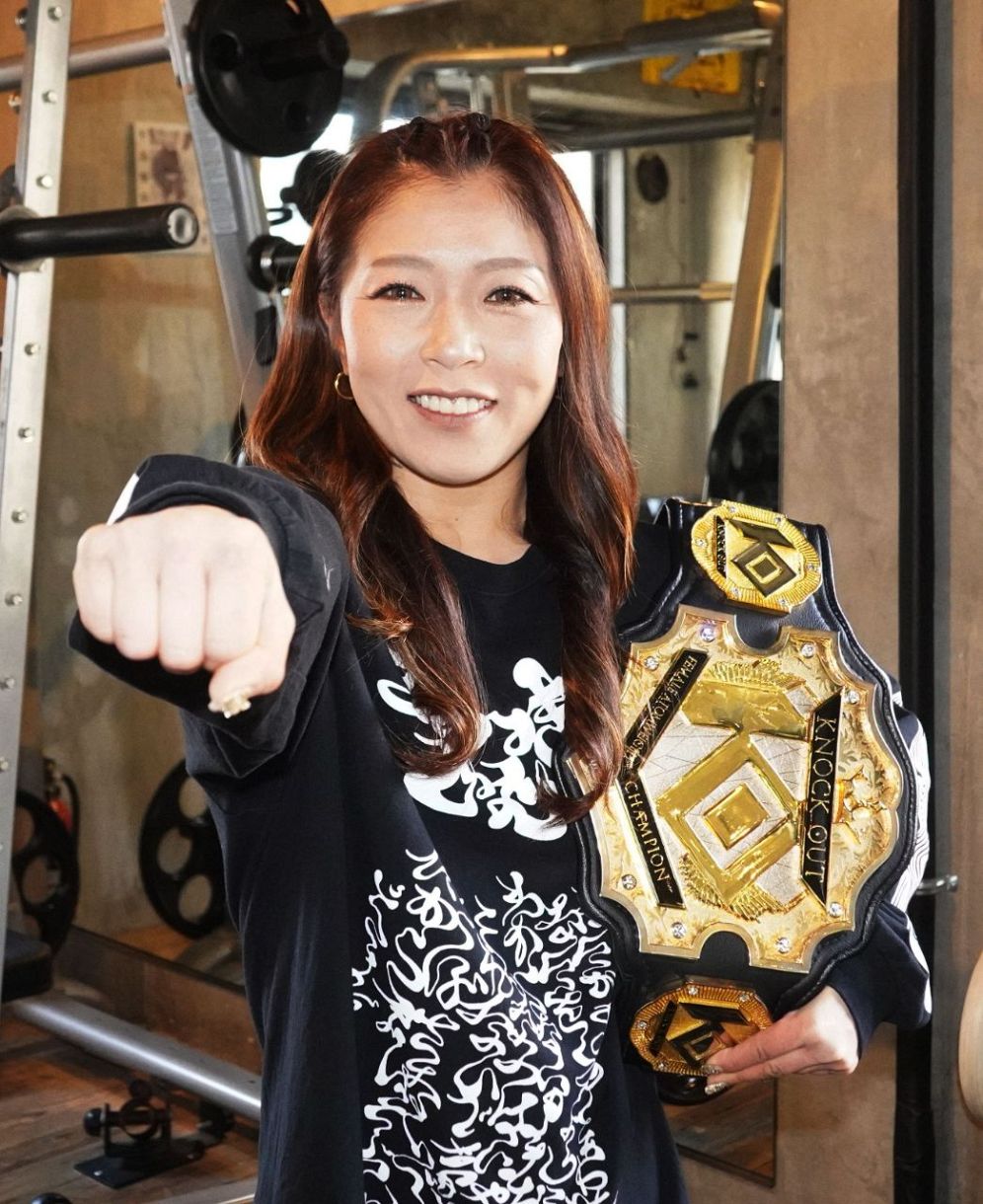 チャンピオンベルトを手にほほ笑む山田真子（撮影・山崎清文）｜福岡
