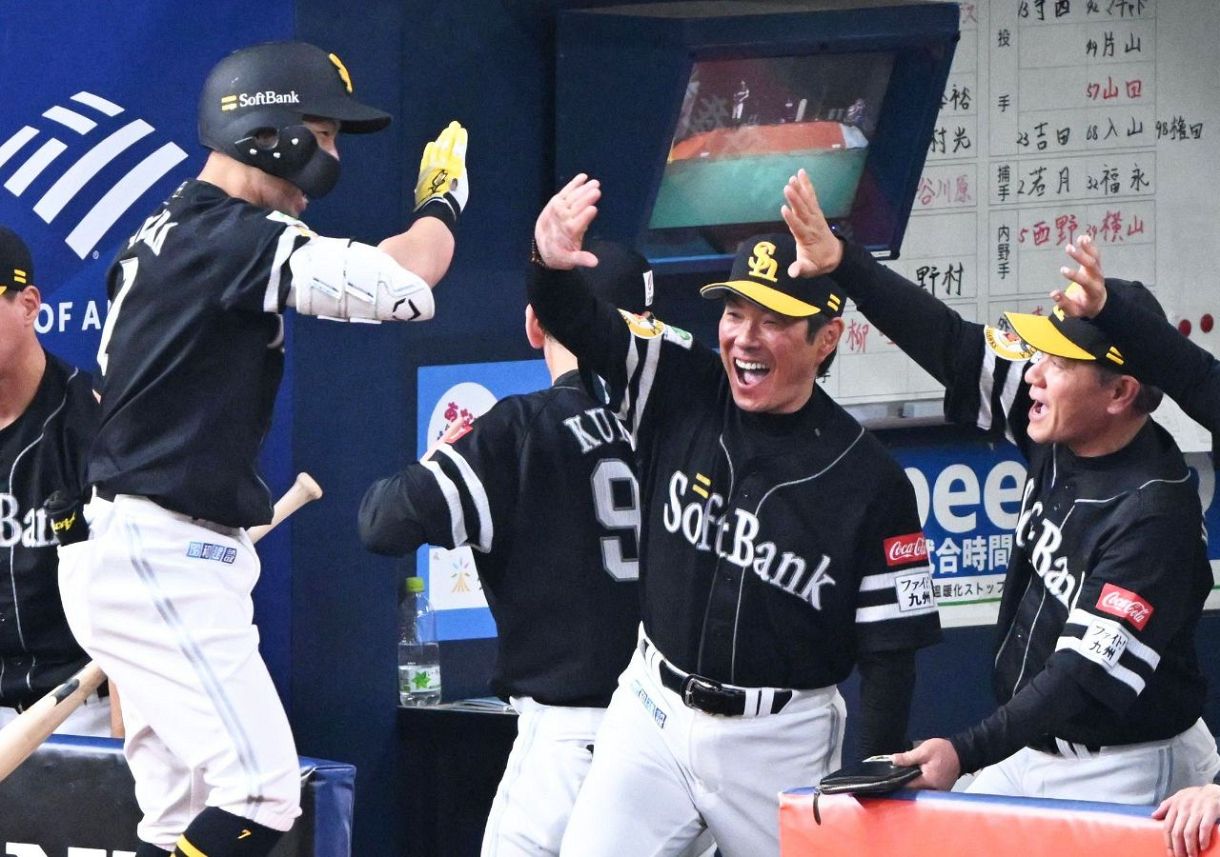 4月28日のオリックス戦で勝ち越し適時打の代打中村晃をタッチ｜「まだ