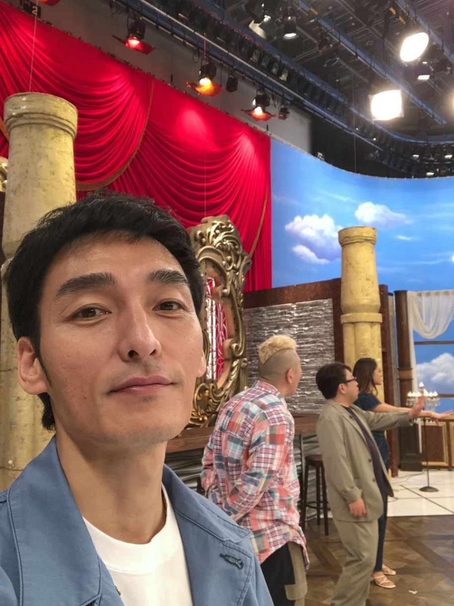 ストップライト　stop light グローブ　青　ブルー　草彅剛さん着用 これ草彅剛なの⁉」「SMAPの時と完全に別人…」〝変貌ぶり〟に驚きの声
