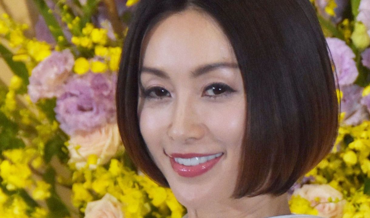 芸能界復帰から13年…54歳酒井法子〝碧いうさぎディナーショー〟姿に