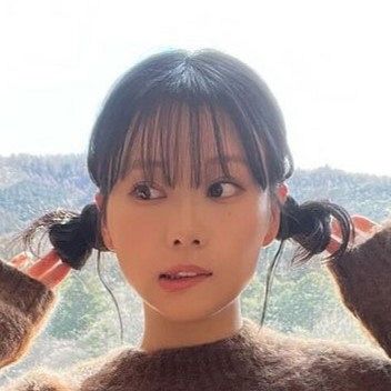 重盛さと美が大きめニットで生脚全開&あどけない可愛さ♡ファン