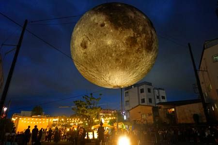 空き地に巨大な月が出現 中秋の夜、芸術鑑賞も：「おっ！」でつながる