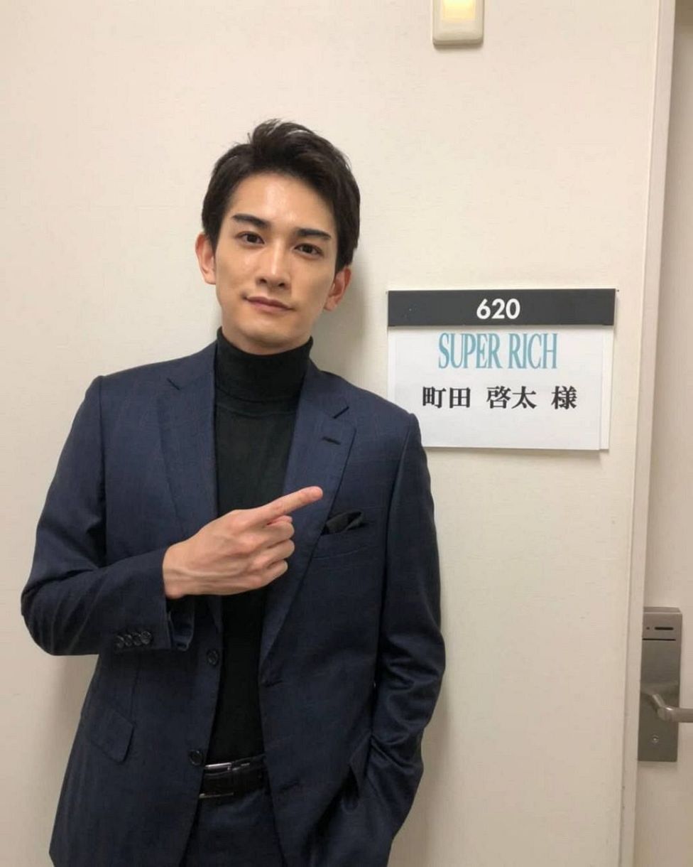 「筋肉、タトゥーヤバすぎ」「別人になってる…」年上女優と〝クリスマス婚〟から3年…町田啓太〝タトゥーびっしり&金髪〟「カメレオンのよう…」「う ...