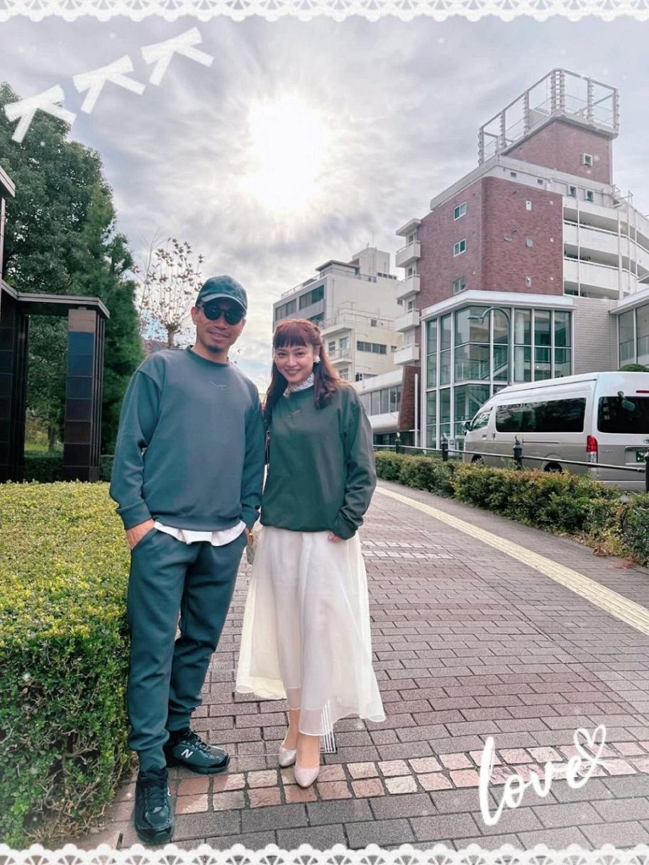 息子が映り込み…平愛梨〝4児のママ〟すっぴんパジャマ姿に反響「長友家 