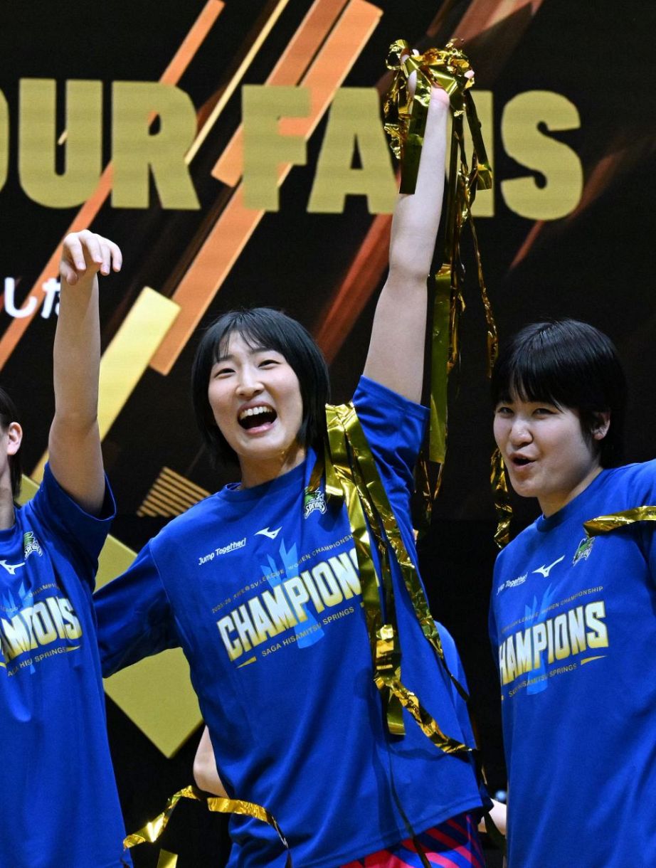 優勝を飾り、歓喜の表情を浮かべるSAGA久光スプリングスの平｜中田久美