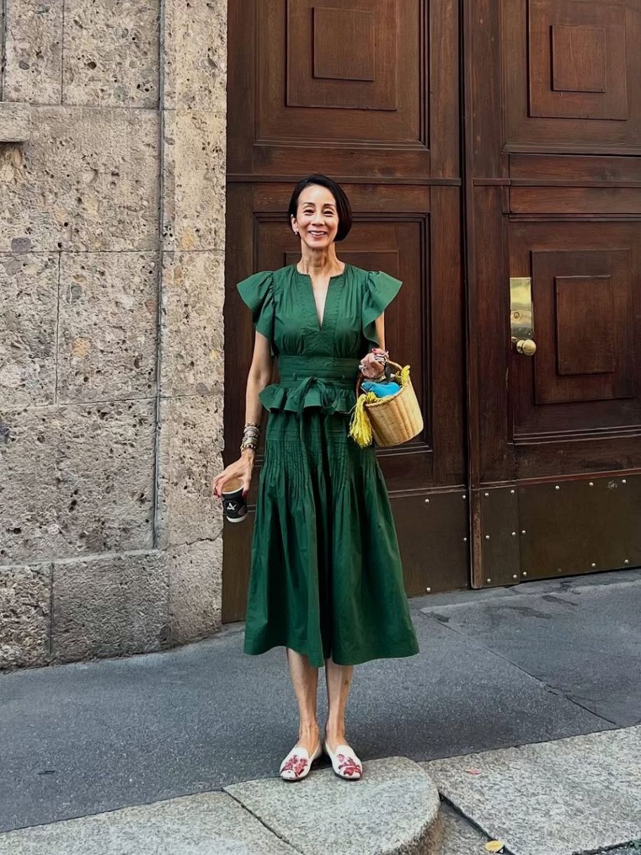 ワイン片手、腰を抱き寄せ…中村江里子、フランス人夫と〝熱々2ショット