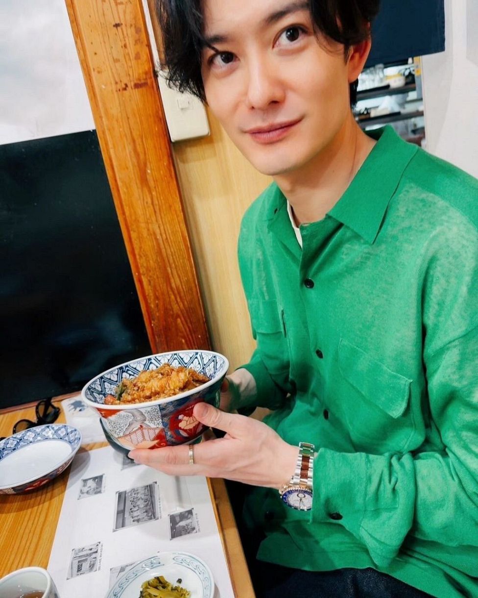 初対面だった共演者と電撃婚、第1子誕生の岡田将生〝ぴたぴたパンツ