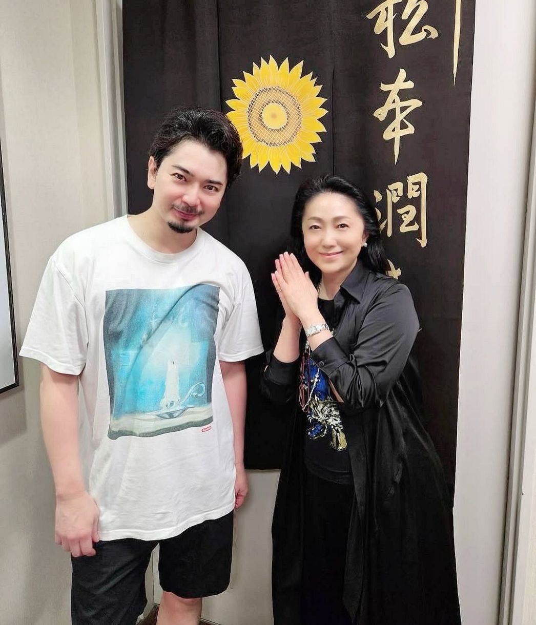 ガッツリ戻してきたなぁ！」〝雰囲気一変〟松本潤の最新アイドル姿に