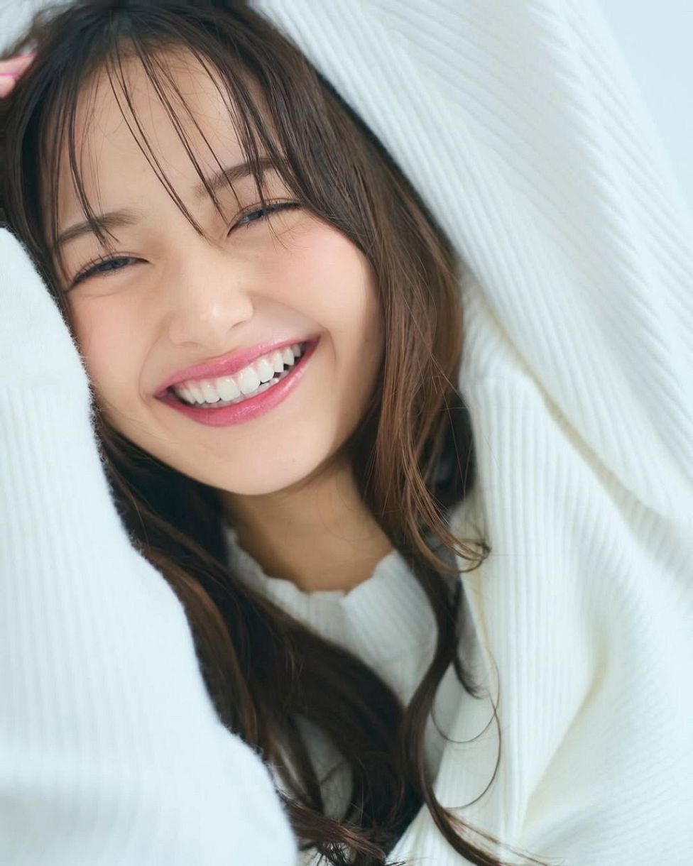 美脚もおへそも全開「Seventeen」専属19歳青学生の悩殺ウインク