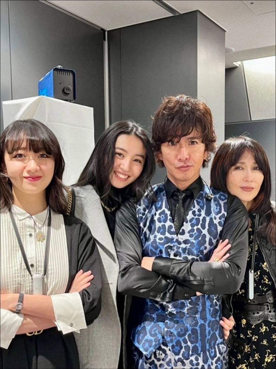 自宅での私生活ショットを公開した木村拓哉(右から2人目)。(｜木村拓哉