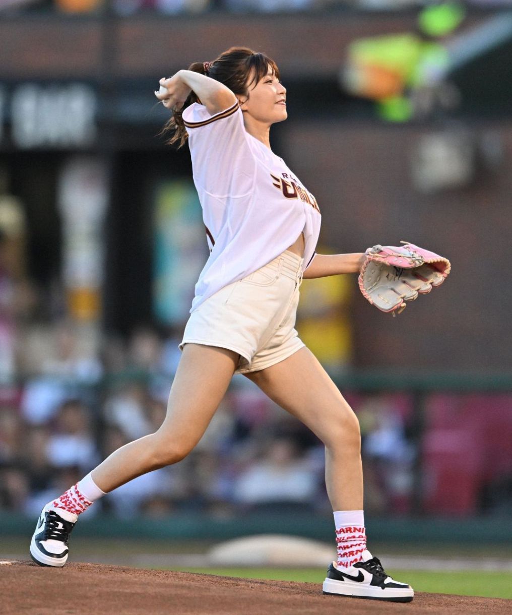 当店在庫してます！ AAA宇野実彩子さんがへそチラ始球式！ ノーバン投球ならずも ウェア