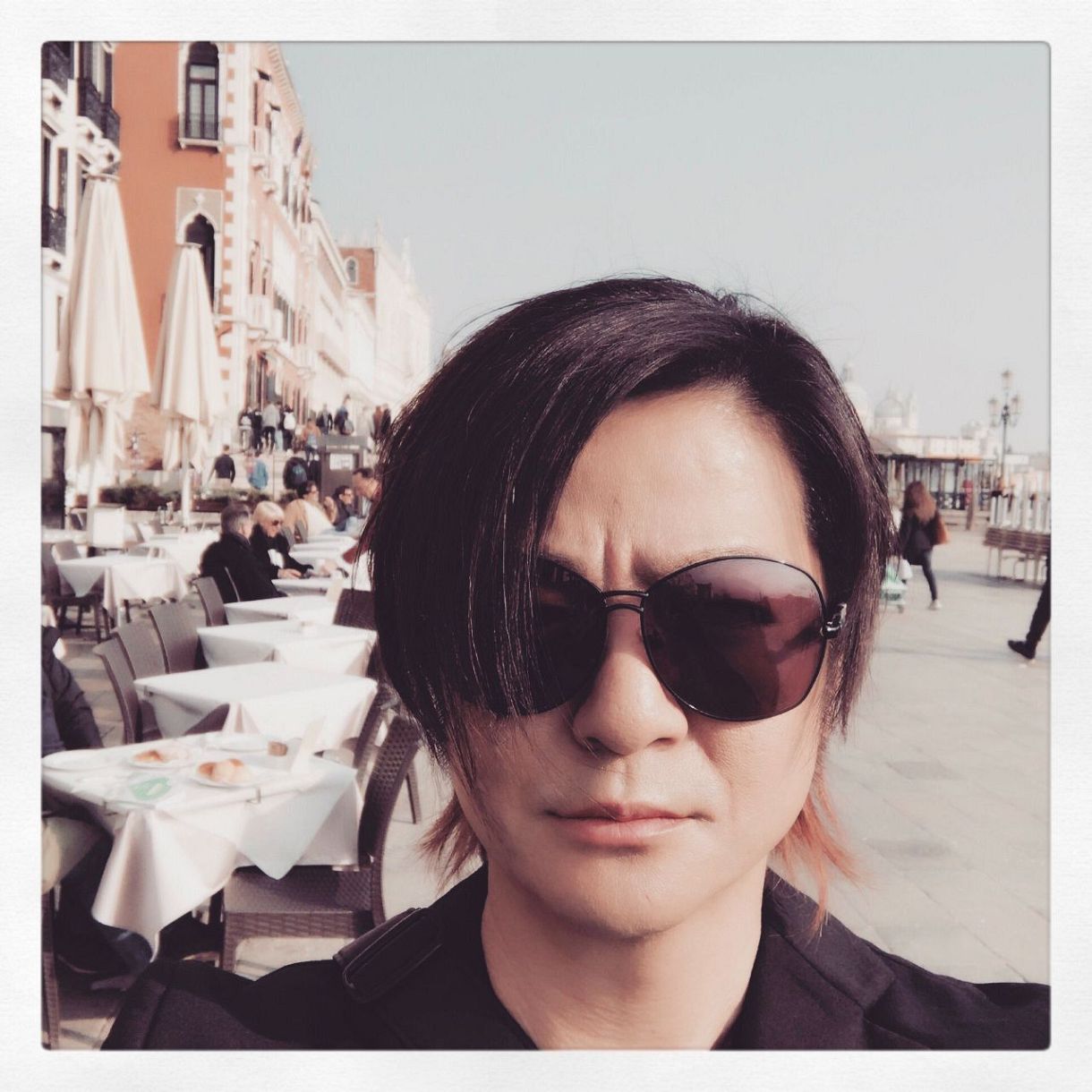 駅弁を買いに並ぶ様子が話題の「GLAY」TERU（X@TE_｜まさかのTV映り