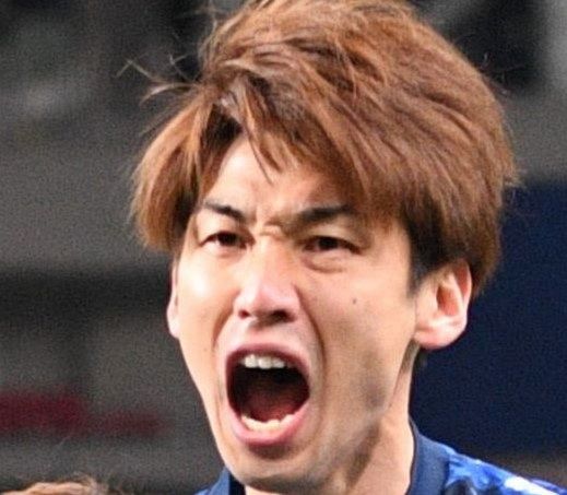 大迫勇也の妻でモデルの三輪麻未さんが幸せ家族ショット公開 神戸優勝直後のピッチ上の一枚に「忘れられない誕生日プレゼント」 吉田麻也や槙野智章も